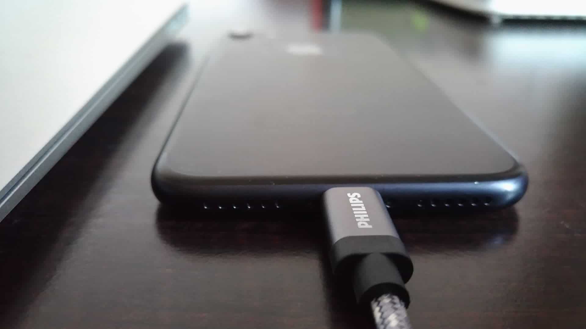 Philips Mobile Accessories - Testing Out the 13000mAh Portable Powerbank and an Apple Lightning Cable! - 17